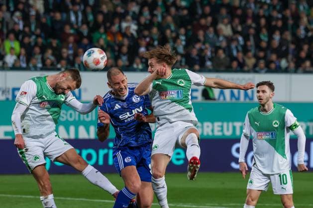 Action between Dennis Srbeny 7 Spvgg Greuther Fuerth , Tomas Kalas 26 FC Schalke 04 and Jannik Dehm 23 Spvgg Greuther Fuerth , Branimir Hrgota 10 Spvgg Greuther Fuerth watches, Spvgg Greuther Fuerth vs FC Schalke 04, Football, Men, 2 Bundesliga, Season 2025 2026, Second round, 24 Matchday, 28 02 2026 DFB regulations prohibit any use of photographs as image sequences and or quasi video Fuerth Bayern Germany Copyright: xkolbert-press MartinxAgüerax