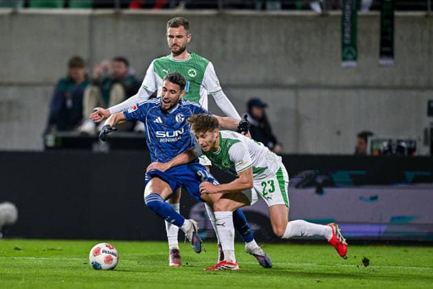 28 02 2026, Football, 2 Bundesliga, Season 2025 2026, Matchday 24, SpVgg Greuther Fürth FC Schalke 04, Adil Aouchiche FC Schalke 04 , Jannik Dehm SpVgg Greuther Fürth xRHR PHOTO YYx Copyright: KROEGER RHR-FOTOx RHR-FOTO YY