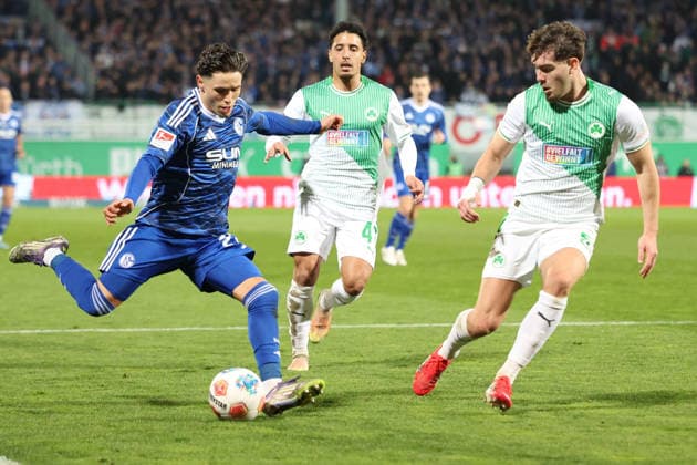 28 02 2026, xrekx, Soccer 2 Bundesliga, SpVgg Greuther Fuerth FC Schalke 04 v l Soufiane El Faouzi FC Schalke 04 Sayfallah Ltaief SpVgg Greuther Fuerth Reno Münz Muenz SpVgg Greuther Fuerth Zweikampf, Aktion, action, battle for the ball DFL DFB REGULATIONS PROHIBIT ANY USE OF PHOTOGRAPHS as IMAGE SEQUENCES and or QUASI VIDEO Fuerth