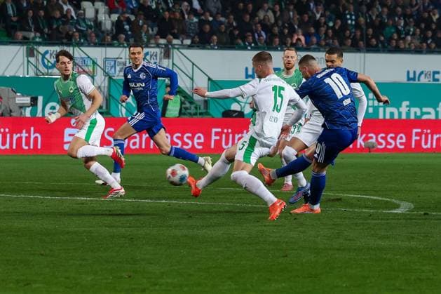Edin Dzeko 10 FC Schalke 04 shoots on goal, Chance, Action, Spvgg Greuther Fuerth vs FC Schalke 04, Football, Men, 2 Bundesliga, Season 2025 2026, Second round, 24 Matchday, 28 02 2026 DFB regulations prohibit any use of photographs as image sequences and or quasi video Fuerth Bayern Germany Copyright: xkolbert-press MartinxAgüerax