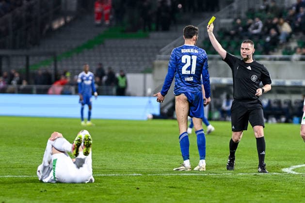 28 02 2026, Football, 2 Bundesliga, Season 2025 2026, Matchday 24, SpVgg Greuther Fürth FC Schalke 04, Yellow card for Dejan Ljubicic FC Schalke 04 xRHR PHOTO YYx Copyright: KROEGER RHR-FOTOx RHR-FOTO YY