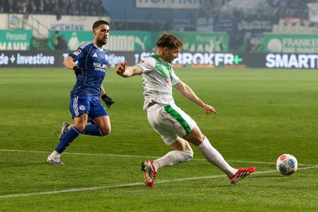 Adil Aouchiche 24 FC Schalke 04 and Jannik Dehm 23 Spvgg Greuther Fuerth in action, Spvgg Greuther Fuerth vs FC Schalke 04, Football, Men, 2 Bundesliga, Saison 2025 2026, Rueckrunde, 24 Spieltag, 28 02 2026 DFB regulations prohibit any use of photographs as image sequences and or quasi video Fuerth Bayern Germany Copyright: xkolbert-press MartinxAgüerax
