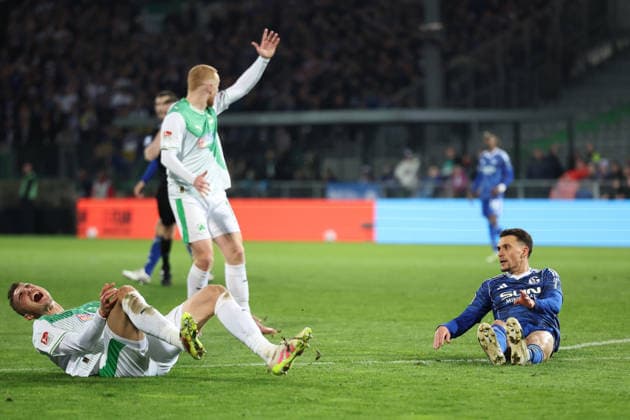 28 02 2026, xrekx, Soccer 2 Bundesliga, SpVgg Greuther Fuerth FC Schalke 04 v l Foul Dejan Ljubicic FC Schalke 04 Philipp Ziereis SpVgg Greuther Fuerth Yellow Card DFL DFB REGULATIONS PROHIBIT ANY USE OF PHOTOGRAPHS as IMAGE SEQUENCES and or QUASI VIDEO Fuerth