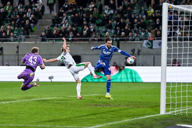 28 02 2026, Soccer, 2 Bundesliga, Season 2025 2026, Matchday 24, SpVgg Greuther Fürth FC Schalke 04, Silas Prüfrock SpVgg Greuther Fürth , Goal chance Kenan Karaman FC Schalke 04 xRHR PHOTO YYx Copyright: KROEGER RHR-FOTOx RHR-FOTO YY