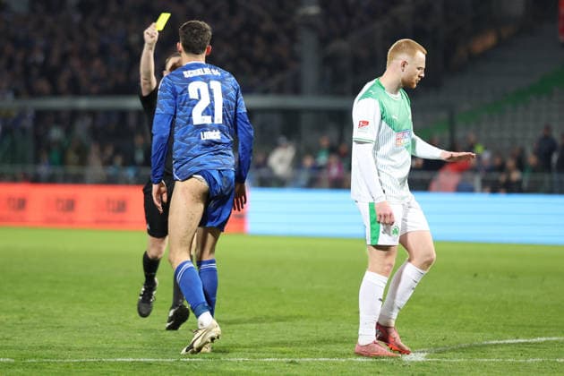 28 02 2026, xrekx, Fußball 2 Bundesliga, SpVgg Greuther Fuerth FC Schalke 04 v l Referee Referee Robert Kampka Dejan Ljubicic FC Schalke 04 has received a yellow card, received a yellow card DFL DFB REGULATIONS PROHIBIT ANY USE OF PHOTOGRAPHS as IMAGE SEQUENCES and or QUASI VIDEO Fuerth