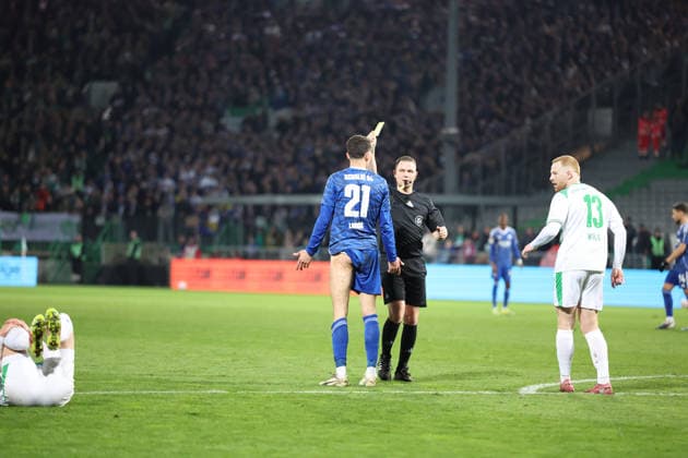 28 02 2026, xrekx, Fußball 2 Bundesliga, SpVgg Greuther Fuerth FC Schalke 04 v l Referee Referee Robert Kampka Dejan Ljubicic FC Schalke 04 has received a yellow card, received a yellow card DFL DFB REGULATIONS PROHIBIT ANY USE OF PHOTOGRAPHS as IMAGE SEQUENCES and or QUASI VIDEO Fuerth