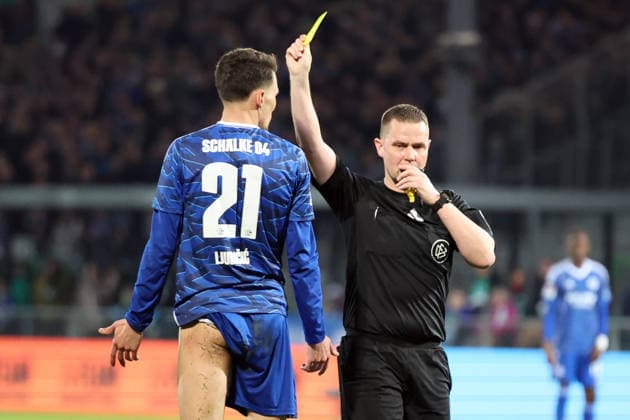 28 02 2026, xrekx, Fußball 2 Bundesliga, SpVgg Greuther Fuerth FC Schalke 04 v l Referee Referee Robert Kampka Dejan Ljubicic FC Schalke 04 has received a yellow card, received a yellow card DFL DFB REGULATIONS PROHIBIT ANY USE OF PHOTOGRAPHS as IMAGE SEQUENCES and or QUASI VIDEO Fuerth