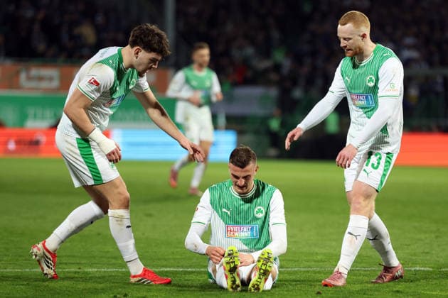 28 02 2026, xrekx, Soccer 2 Bundesliga, SpVgg Greuther Fuerth FC Schalke 04 v l Reno Münz Muenz SpVgg Greuther Fuerth Philipp Ziereis SpVgg Greuther Fuerth Paul Will SpVgg Greuther Fuerth DFL DFB REGULATIONS PROHIBIT ANY USE OF PHOTOGRAPHS as IMAGE SEQUENCES and or QUASI VIDEO Fuerth