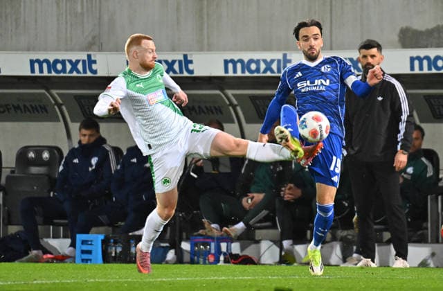 28 02 2026 Soccer Season 2025 2026 2 Soccer Bundesliga 24 Matchday SpVgg Greuther Fürth Kleeblatt SGF FC Schalke 04 Sportfoto Zink MeZi xmexzix DFL regulations prohibit any use of photographs as image sequences and or quasi video only for editorial use Paul Will 13, SpVgg Greuther Fürth Kenan Karaman 19, FC Schalke 04 S04, rechts