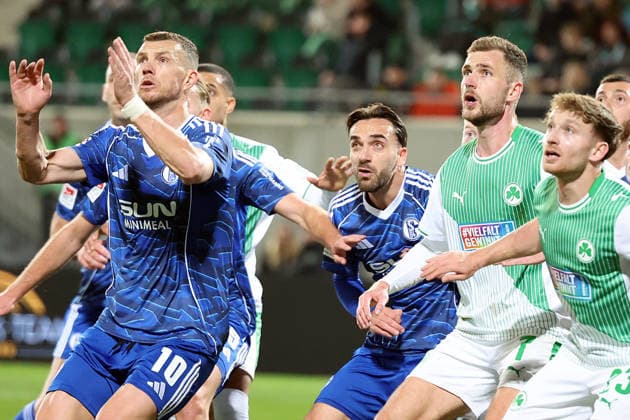 28 02 2026, xrekx, Fußball 2 Bundesliga, SpVgg Greuther Fuerth FC Schalke 04 v l Edin Dzeko FC Schalke 04 Kenan Karaman FC Schalke 04 Dennis Srbeny SpVgg Greuther Fuerth Jannik Dehm SpVgg Greuther Fuerth DFL DFB REGULATIONS PROHIBIT ANY USE OF PHOTOGRAPHS as IMAGE SEQUENCES and or QUASI VIDEO Fuerth