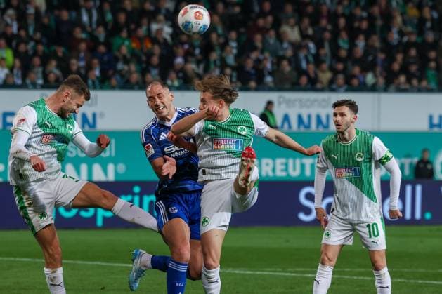 Action between Dennis Srbeny 7 Spvgg Greuther Fuerth , Tomas Kalas 26 FC Schalke 04 and Jannik Dehm 23 Spvgg Greuther Fuerth , Branimir Hrgota 10 Spvgg Greuther Fuerth watches, Spvgg Greuther Fuerth vs FC Schalke 04, Football, Men, 2 Bundesliga, Season 2025 2026, Second round, 24 Matchday, 28 02 2026 DFB regulations prohibit any use of photographs as image sequences and or quasi video Fuerth Bayern Germany Copyright: xkolbert-press MartinxAgüerax
