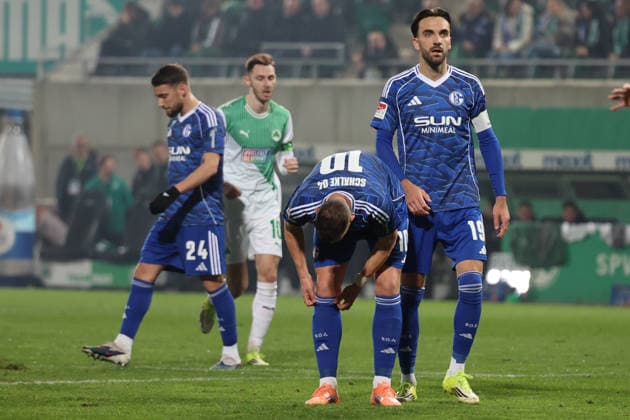 28 02 2026, xrekx, Soccer 2 Bundesliga, SpVgg Greuther Fuerth FC Schalke 04 v l Edin Dzeko FC Schalke 04 Kenan Karaman FC Schalke 04 DFL DFB REGULATIONS PROHIBIT ANY USE OF PHOTOGRAPHS as IMAGE SEQUENCES and or QUASI VIDEO Fuerth