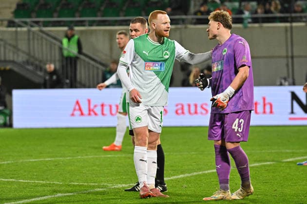 28 02 2026 Soccer Season 2025 2026 2 Soccer Bundesliga 24 Matchday SpVgg Greuther Fürth Kleeblatt SGF FC Schalke 04 Sportfoto Zink MeZi xmexzix DFL regulations prohibit any use of photographs as image sequences and or quasi video only for editorial use Paul Will 13, SpVgg Greuther Fürth Silas Prüfrock 43, SpVgg Greuther Fürth, right