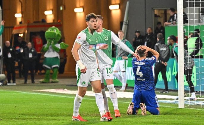 28 02 2026 Soccer season 2025 2026 2 Soccer Bundesliga 24 Matchday SpVgg Greuther Fürth Kleeblatt SGF FC Schalke 04 Sportfoto Zink MeZi xmexzix DFL regulations prohibit any use of photographs as image sequences and or quasi video only for editorial use Hasan Kurucay 4, FC Schalke 04 S04, right disappointed Disappointment after missed goal chance