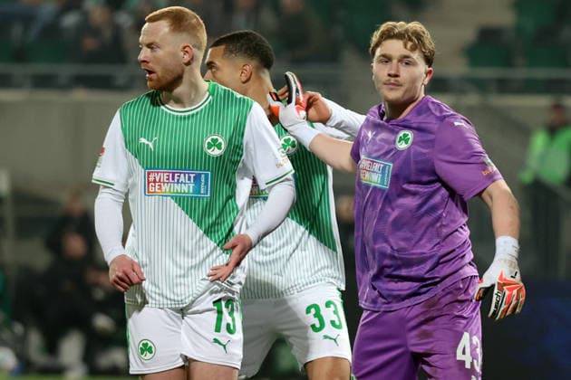 28 02 2026, xrekx, Soccer 2 Bundesliga, SpVgg Greuther Fuerth FC Schalke 04 v l Paul Will SpVgg Greuther Fuerth Maximilian Dietz SpVgg Greuther Fuerth Silas Prüfrock Pruefrock SpVgg Greuther Fuerth DFL DFB REGULATIONS PROHIBIT ANY USE OF PHOTOGRAPHS as IMAGE SEQUENCES and or QUASI VIDEO Fuerth