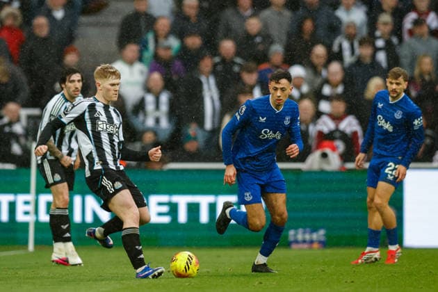 Newcastle United v Everton, Premier League Lewis Hall of Newcastle United is closed down by Dwight McNeil of Everton during the Premier League match between Newcastle United and Everton at St. James s Park, Newcastle, UK on 28 February 2026. Newcastle St. James s Park Tyne and Wear UK Editorial use only DataCo restrictions apply See www.football-dataco.com , Copyright: xCraigxCowanx PSI-23820-0195