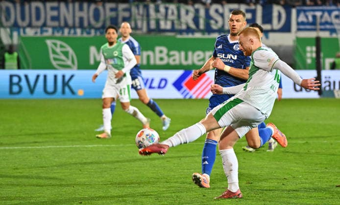 28 02 2026 Soccer Season 2025 2026 2 Soccer Bundesliga 24 Matchday SpVgg Greuther Fürth Kleeblatt SGF FC Schalke 04 Sportfoto Zink MeZi xmexzix DFL regulations prohibit any use of photographs as image sequences and or quasi video only for editorial use Paul Will 13, SpVgg Greuther Fürth vor Edin Dzeko 10, FC Schalke 04 S04