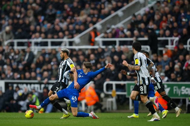 Newcastle United v Everton, Premier League Harrison Armstrong of Everton challenges with Joelinton of Newcastle United during the Premier League match between Newcastle United and Everton at St. James s Park, Newcastle, UK on 28 February 2026. Newcastle St. James s Park Tyne and Wear UK Editorial use only DataCo restrictions apply See www.football-dataco.com , Copyright: xCraigxCowanx PSI-23820-0198