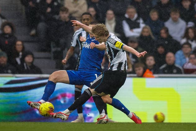 Newcastle United v Everton, Premier League Anthony Gordon of Newcastle United shoots at goal during the Premier League match between Newcastle United and Everton at St. James s Park, Newcastle, UK on 28 February 2026. Newcastle St. James s Park Tyne and Wear UK Editorial use only DataCo restrictions apply See www.football-dataco.com , Copyright: xCraigxCowanx PSI-23820-0196