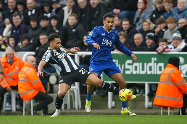Newcastle United v Everton, Premier League Jacob Murphy of Newcastle United battles with Iliman Ndiaye of Everton during the Premier League match between Newcastle United and Everton at St. James s Park, Newcastle, UK on 28 February 2026. Newcastle St. James s Park Tyne and Wear UK Editorial use only DataCo restrictions apply See www.football-dataco.com , Copyright: xCraigxCowanx PSI-23820-0197