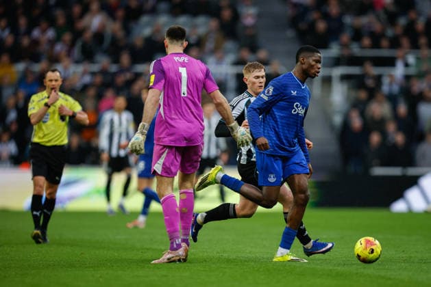 Newcastle United v Everton, Premier League Thierno Barry of Everton kicks the ball away and receives a yellow card during the Premier League match between Newcastle United and Everton at St. James s Park, Newcastle, UK on 28 February 2026. Newcastle St. James s Park Tyne and Wear UK Editorial use only DataCo restrictions apply See www.football-dataco.com , Copyright: xCraigxCowanx PSI-23820-0209