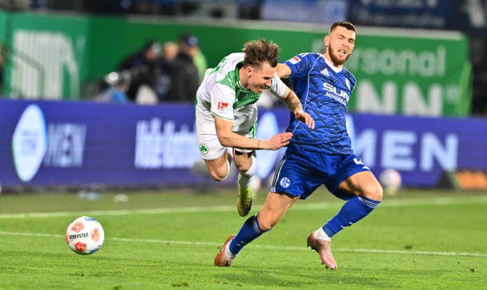 28 02 2026 Soccer Season 2025 2026 2 Soccer Bundesliga 24 Matchday SpVgg Greuther Fürth Kleeblatt SGF FC Schalke 04 Sportfoto Zink xwoxzix DFL regulations prohibit any use of photographs as image sequences and or quasi video only for editorial use Felix Klaus 30, SpVgg Greuther Fürth Hasan Kurucay 4, FC Schalke 04 S04 Foul