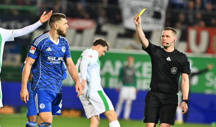 28 02 2026 Soccer Season 2025 2026 2 Soccer Bundesliga 24 Matchday SpVgg Greuther Fürth Kleeblatt SGF FC Schalke 04 Sportfoto Zink xwoxzix DFL regulations prohibit any use of photographs as image sequences and or quasi video only for editorial use Robert Kampka Referee shows Hasan Kurucay 4, FC Schalke 04 S04 yellow card yellow