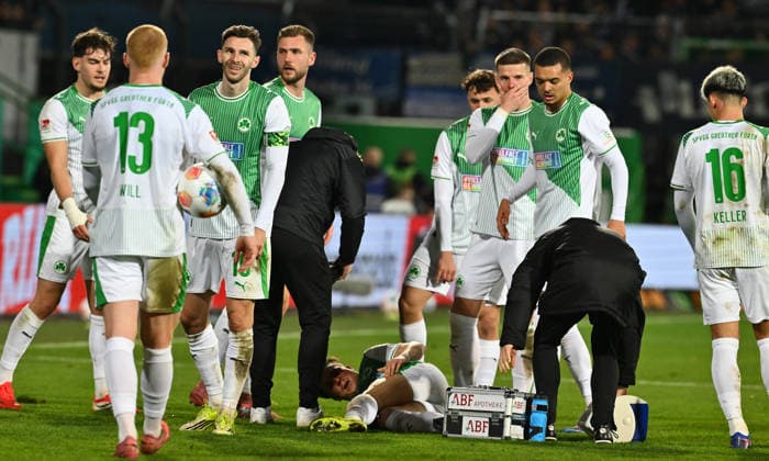 28 02 2026 Soccer Season 2025 2026 2 Soccer Bundesliga 24 Matchday SpVgg Greuther Fürth Kleeblatt SGF FC Schalke 04 Sportfoto Zink xwoxzix DFL regulations prohibit any use of photographs as image sequences and or quasi video only for editorial use Felix Klaus 30, SpVgg Greuther Fürth after foul by Hasan Kurucay 4, FC Schalke 04 S04 battered on the ground
