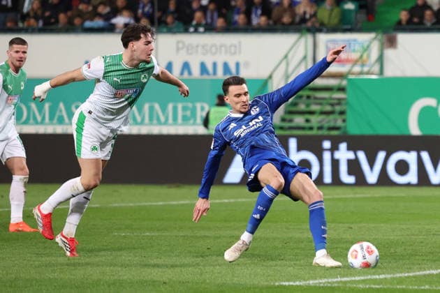 28 02 2026, xrekx, Fußball 2 Bundesliga, SpVgg Greuther Fuerth FC Schalke 04 v l Reno Münz Muenz SpVgg Greuther Fuerth Dejan Ljubicic FC Schalke 04 Zweikampf, Aktion, action, battle for the ball DFL DFB REGULATIONS PROHIBIT ANY USE OF PHOTOGRAPHS as IMAGE SEQUENCES and or QUASI VIDEO Fuerth