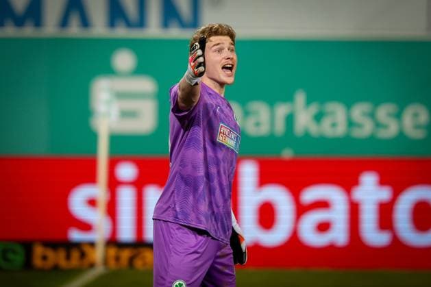 Silas Joel Pruefrock 43 Spvgg Greuther Fuerth gives instructions to the team, Spvgg Greuther Fuerth vs FC Schalke 04, Football, Men, 2 Bundesliga, Saison 2025 2026, Rueckrunde, 24 Spieltag, 28 02 2026 DFB regulations prohibit any use of photographs as image sequences and or quasi video Fuerth Bayern Germany Copyright: xkolbert-press MartinxAgüerax