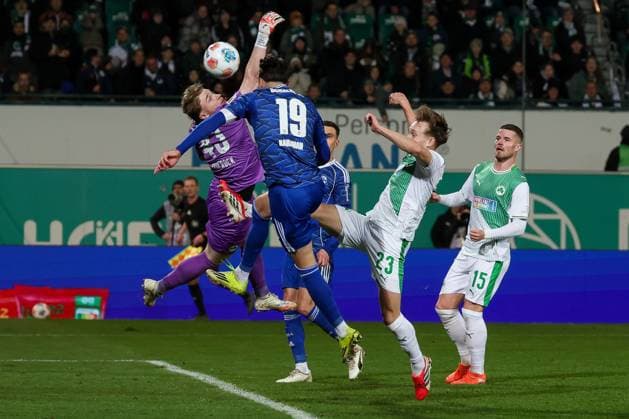 Kenan Karaman 19 FC Schalke 04 with a great header chance, Silas Joel Pruefrock 43 Spvgg Greuther Fuerth flies past the ball, with Jannik Dehm 23 Spvgg Greuther Fuerth and Jan Elvedi 15 Spvgg Greuther Fuerth , action, Spvgg Greuther Fuerth vs FC Schalke 04, Football, Men, 2 Bundesliga, Season 2025 2026, Second round, 24 Matchday, 28 02 2026 DFB regulations prohibit any use of photographs as image sequences and or quasi video Fuerth Bayern Germany Copyright: xkolbert-press MartinxAgüerax
