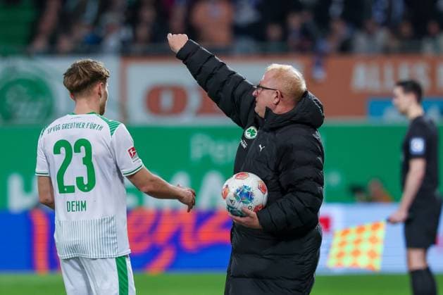 Jannik Dehm 23 Spvgg Greuther Fuerth and head coach Heiko Vogel Spvgg Greuther Fuerth in action, Spvgg Greuther Fuerth vs FC Schalke 04, Football, Men, 2 Bundesliga, Season 2025 2026, Second round, 24 Matchday, 28 02 2026 DFB regulations prohibit any use of photographs as image sequences and or quasi video Fuerth Bayern Germany Copyright: xkolbert-press MartinxAgüerax