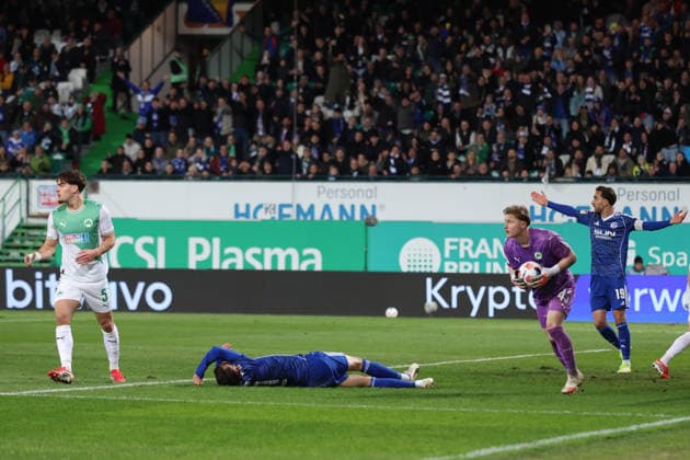 28 02 2026, xrekx, Soccer 2 Bundesliga, SpVgg Greuther Fuerth FC Schalke 04 v l Reno Münz Muenz SpVgg Greuther Fuerth Dejan Ljubicic FC Schalke 04 duel, action, action, battle for the ball Silas Prüfrock Pruefrock SpVgg Greuther Fuerth Kenan Karaman FC Schalke 04 DFL DFB REGULATIONS PROHIBIT ANY USE OF PHOTOGRAPHS as IMAGE SEQUENCES and or QUASI VIDEO Fuerth