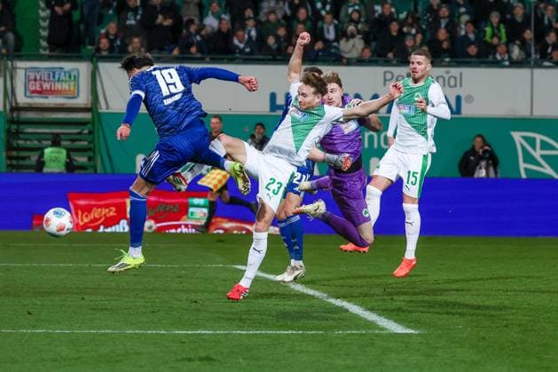 Kenan Karaman 19 FC Schalke 04 with a great header chance, Silas Joel Pruefrock 43 Spvgg Greuther Fuerth flies past the ball, with Jannik Dehm 23 Spvgg Greuther Fuerth and Jan Elvedi 15 Spvgg Greuther Fuerth , action, Spvgg Greuther Fuerth vs FC Schalke 04, Football, Men, 2 Bundesliga, Season 2025 2026, Second round, 24 Matchday, 28 02 2026 DFB regulations prohibit any use of photographs as image sequences and or quasi video Fuerth Bayern Germany Copyright: xkolbert-press MartinxAgüerax