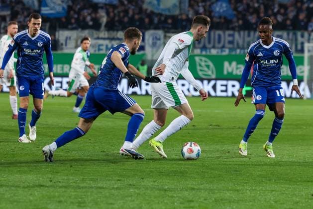 Branimir Hrgota 10 Spvgg Greuther Fuerth in duel with Adil Aouchiche 24 FC Schalke 04 and Moussa Ndiaye 16 FC Schalke 04 , Spvgg Greuther Fuerth vs FC Schalke 04, Football, Men, 2 Bundesliga, Season 2025 2026, Second round, 24 Matchday, 28 02 2026 DFB regulations prohibit any use of photographs as image sequences and or quasi video Fuerth Bayern Germany Copyright: xkolbert-press MartinxAgüerax