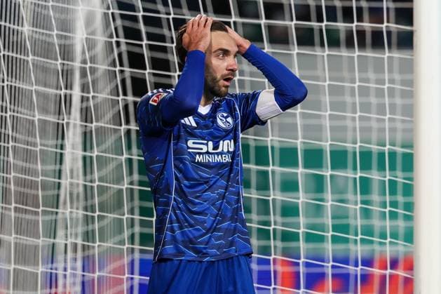 Disappointment, frustration at Kenan Karaman 19 FC Schalke 04 after a great chance, Spvgg Greuther Fuerth vs FC Schalke 04, Football, Men, 2 Bundesliga, Season 2025 2026, Second round, 24 Matchday, 28 02 2026 DFB regulations prohibit any use of photographs as image sequences and or quasi video Fuerth Bayern Germany Copyright: xkolbert-press MartinxAgüerax