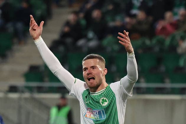 28 02 2026, xrekx, Fussball 2 Bundesliga, SpVgg Greuther Fuerth FC Schalke 04 v l Jan Elvedi SpVgg Greuther Fuerth gives instructions, gesticulates, gesticulate with arms gives instructions, gesticulate DFL DFB REGULATIONS PROHIBIT ANY USE OF PHOTOGRAPHS as IMAGE SEQUENCES and or QUASI VIDEO Fuerth