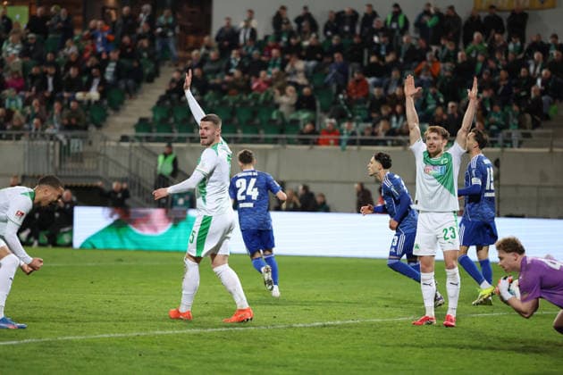 28 02 2026, xrekx, Fußball 2 Bundesliga, SpVgg Greuther Fuerth FC Schalke 04 v l Silas Prüfrock Pruefrock SpVgg Greuther Fuerth Jan Elvedi SpVgg Greuther Fuerth Jannik Dehm SpVgg Greuther Fuerth Silas Prüfrock Pruefrock SpVgg Greuther Fuerth gives instructions, gesticulates, gesticulates with arms gives instructions, gesticulates DFL DFB REGULATIONS PROHIBIT ANY USE OF PHOTOGRAPHS as IMAGE SEQUENCES and or QUASI VIDEO Fuerth