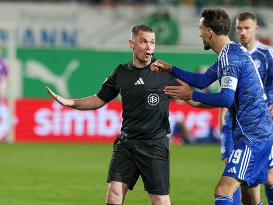 Referee Referee Dr. Robert Kampka energetically in conversation with Kenan Karaman 19 FC Schalke 04 , Gesture, Spvgg Greuther Fuerth vs FC Schalke 04, Football, Men, 2 Bundesliga, Season 2025 2026, Second round, Matchday 24, 28 02 2026 DFB regulations prohibit any use of photographs as image sequences and or quasi video Fuerth Bayern Germany Copyright: xkolbert-press MartinxAgüerax