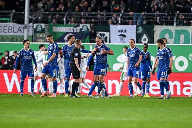 28 02 2026, Football, 2 Bundesliga, Season 2025 2026, Matchday 24, SpVgg Greuther Fürth FC Schalke 04, The players of FC Schalke 04 complain to the referee xRHR PHOTO YYx Copyright: KROEGER RHR-FOTOx RHR-FOTO YY