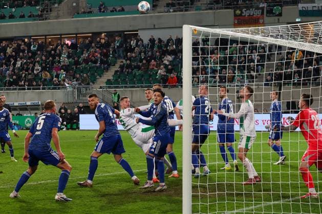 Dennis Srbeny 7 Spvgg Greuther Fuerth right, scores a goal which is disallowed due to VAR, Spvgg Greuther Fuerth vs FC Schalke 04, Football, Men, 2 Bundesliga, Season 2025 2026, Second round, 24 Matchday, 28 02 2026 DFB regulations prohibit any use of photographs as image sequences and or quasi video Fuerth Bayern Germany Copyright: xkolbert-press MartinxAgüerax
