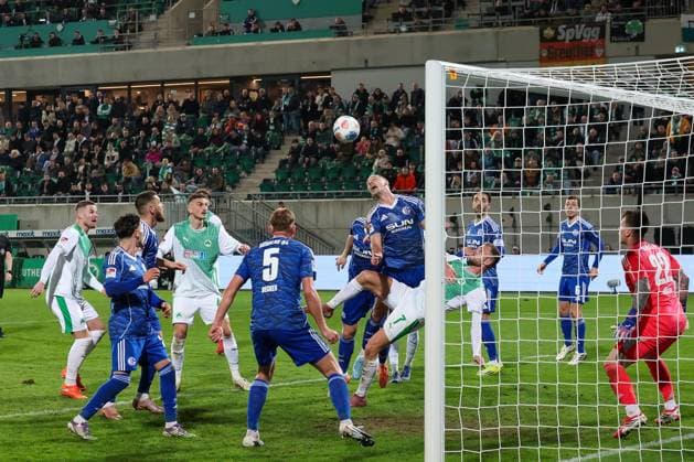 Dennis Srbeny 7 Spvgg Greuther Fuerth right, scores a goal which is disallowed due to VAR, Spvgg Greuther Fuerth vs FC Schalke 04, Football, Men, 2 Bundesliga, Season 2025 2026, Second round, 24 Matchday, 28 02 2026 DFB regulations prohibit any use of photographs as image sequences and or quasi video Fuerth Bayern Germany Copyright: xkolbert-press MartinxAgüerax