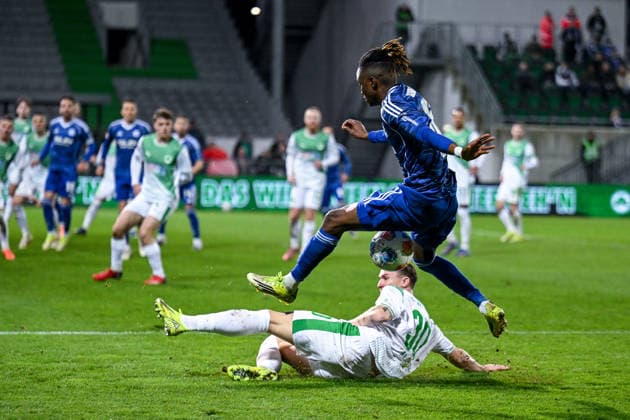 28 02 2026, Football, 2 Bundesliga, Season 2025 2026, Matchday 24, SpVgg Greuther Fürth FC Schalke 04, Felix Klaus SpVgg Greuther Fürth , Moussa Ndiaye FC Schalke 04 xRHR PHOTO YYx Copyright: KROEGER RHR-FOTOx RHR-FOTO YY
