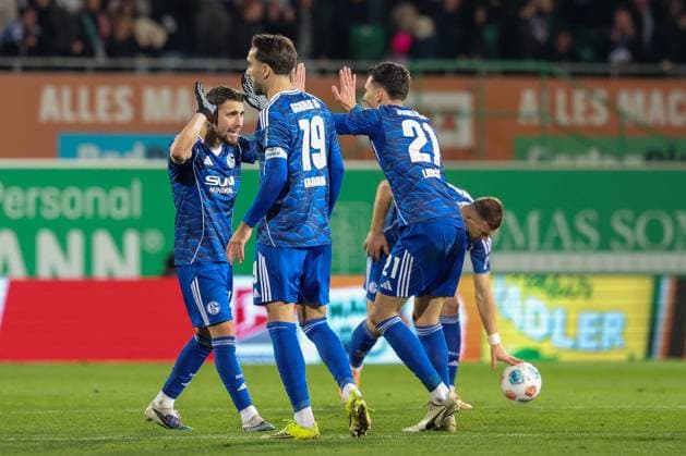 Team FC Schalke 04 celebrating after the 1 1 goal by Dejan Ljubicic 21 FC Schalke 04 , right,, Spvgg Greuther Fuerth vs FC Schalke 04, Football, Men, 2 Bundesliga, Season 2025 2026, Second round, 24 Matchday, 28 02 2026 DFB regulations prohibit any use of photographs as image sequences and or quasi video Fuerth Bayern Germany Copyright: xkolbert-press MartinxAgüerax