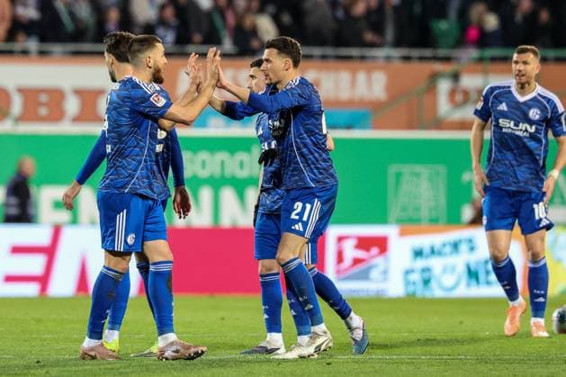 Goal celebration of the team FC Schalke 04 after the 1 1 by Dejan Ljubicic 21 FC Schalke 04 , Center, Spvgg Greuther Fuerth vs FC Schalke 04, Football, Men, 2 Bundesliga, Season 2025 2026, Second round, 24 Matchday, 28 02 2026 DFB regulations prohibit any use of photographs as image sequences and or quasi video Fuerth Bayern Germany Copyright: xkolbert-press MartinxAgüerax