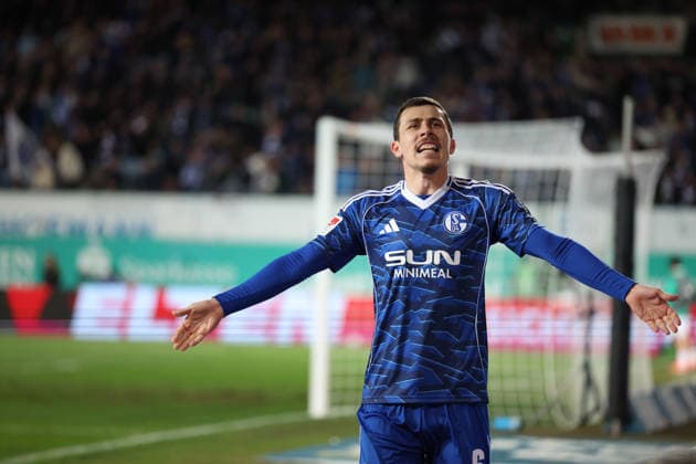 28 02 2026, xrekx, Soccer 2 Bundesliga, SpVgg Greuther Fuerth FC Schalke 04 v l Ron Schallenberg FC Schalke 04 substitution celebrates the goal of Dejan Ljubicic FC Schalke 04 with the fans DFL DFB REGULATIONS PROHIBIT ANY USE OF PHOTOGRAPHS as IMAGE SEQUENCES and or QUASI VIDEO Fuerth