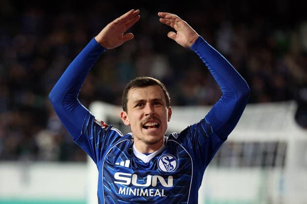 28 02 2026, xrekx, Soccer 2 Bundesliga, SpVgg Greuther Fuerth FC Schalke 04 v l Ron Schallenberg FC Schalke 04 substitution celebrates the goal of Dejan Ljubicic FC Schalke 04 to 1 1 with the fans DFL DFB REGULATIONS PROHIBIT ANY USE OF PHOTOGRAPHS as IMAGE SEQUENCES and or QUASI VIDEO Fuerth