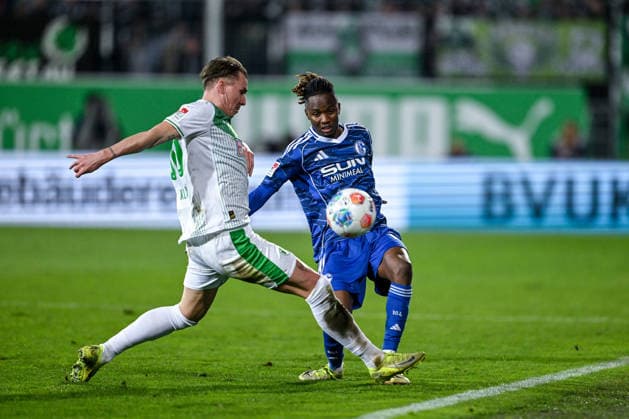 28 02 2026, Football, 2 Bundesliga, Season 2025 2026, Matchday 24, SpVgg Greuther Fürth FC Schalke 04, Felix Klaus SpVgg Greuther Fürth , Moussa Ndiaye FC Schalke 04 xRHR PHOTO YYx Copyright: KROEGER RHR-FOTOx RHR-FOTO YY