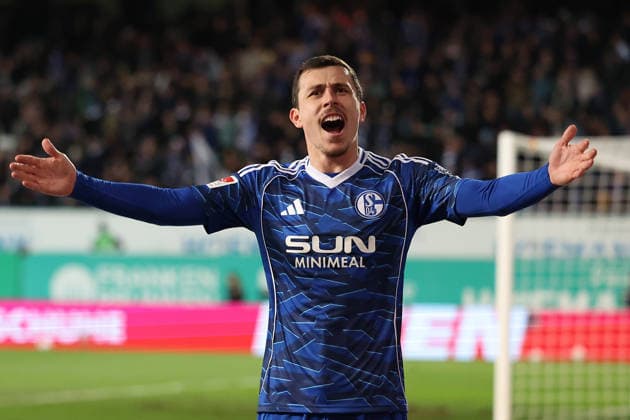28 02 2026, xrekx, Soccer 2 Bundesliga, SpVgg Greuther Fuerth FC Schalke 04 v l Ron Schallenberg FC Schalke 04 substitution celebrates the goal of Dejan Ljubicic FC Schalke 04 to 1 1 with the fans DFL DFB REGULATIONS PROHIBIT ANY USE OF PHOTOGRAPHS as IMAGE SEQUENCES and or QUASI VIDEO Fuerth