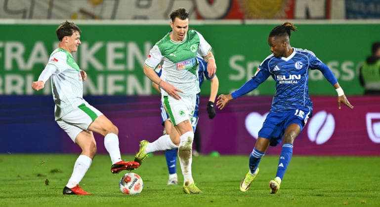 28 02 2026 Soccer Season 2025 2026 2 Soccer Bundesliga 24 Matchday SpVgg Greuther Fürth Kleeblatt SGF FC Schalke 04 Sportfoto Zink xwoxzix DFL regulations prohibit any use of photographs as image sequences and or quasi video only for editorial use Lukas Reich 2, SpVgg Greuther Fürth Felix Klaus 30, SpVgg Greuther Fürth Moussa Ndaye 16, FC Schalke 04 S04